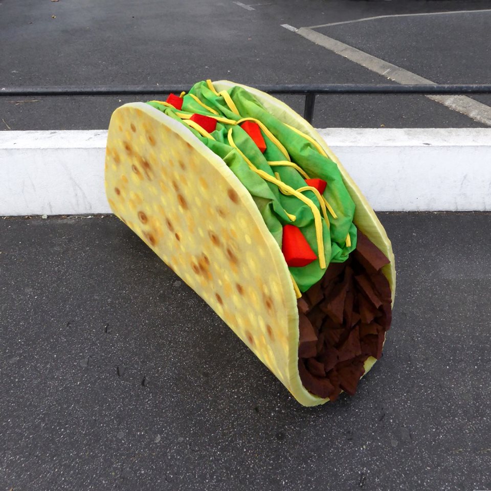 L’artista francese Lor-K trasforma i materassi abbonati in strada in sculture dalla forma dei cibi più divers