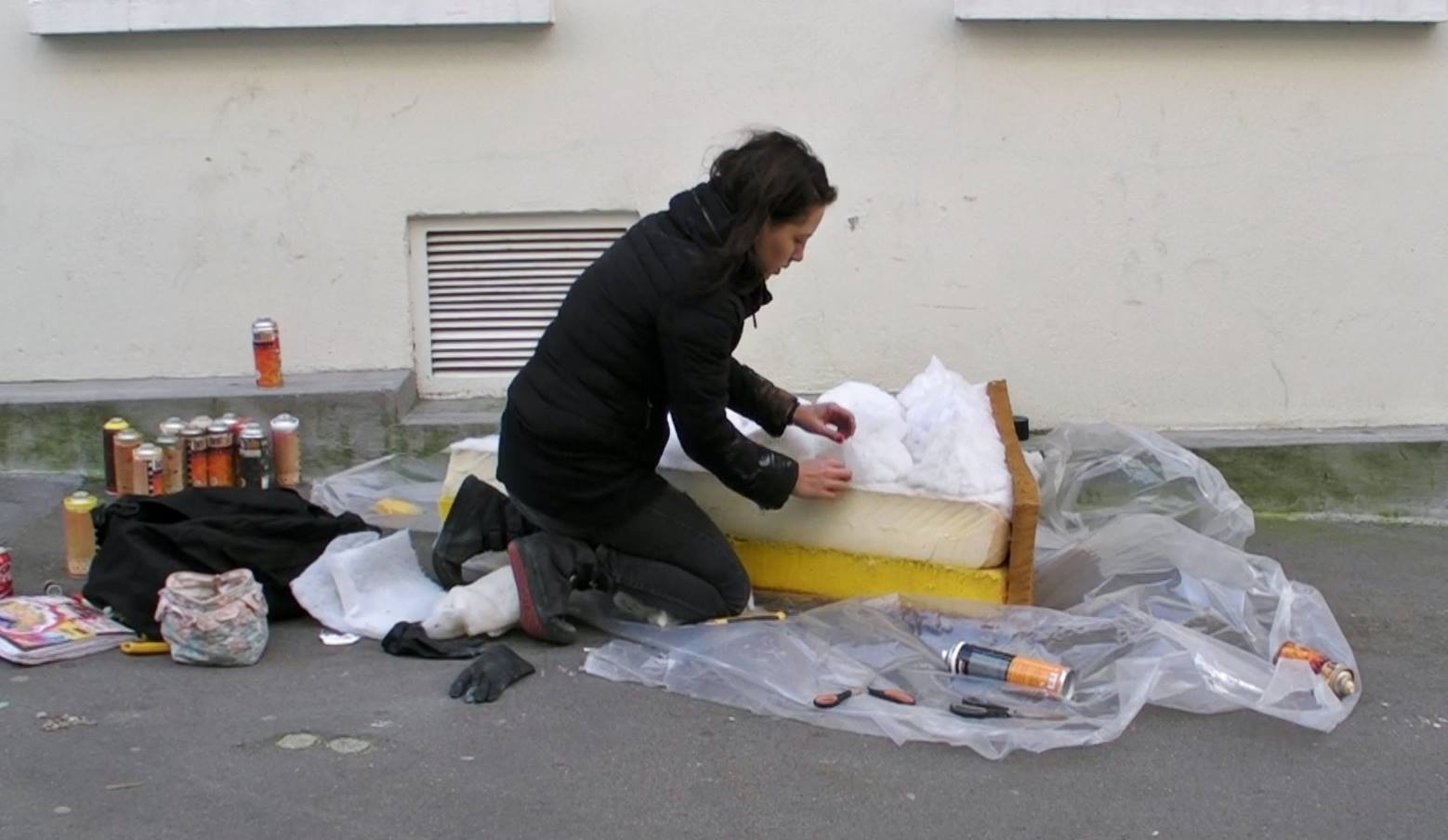 L’artista francese Lor-K trasforma i materassi abbonati in strada in sculture dalla forma dei cibi più divers