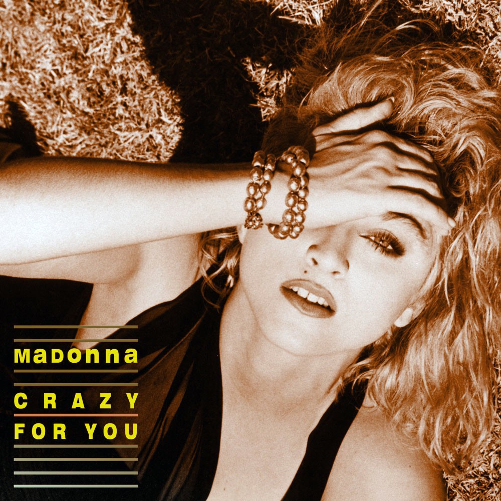 Madonna interpreta la cantante del club in cui vanno i protagonisti di questo film non proprio indimenticabile. La colonna sonora però resiste ancora.