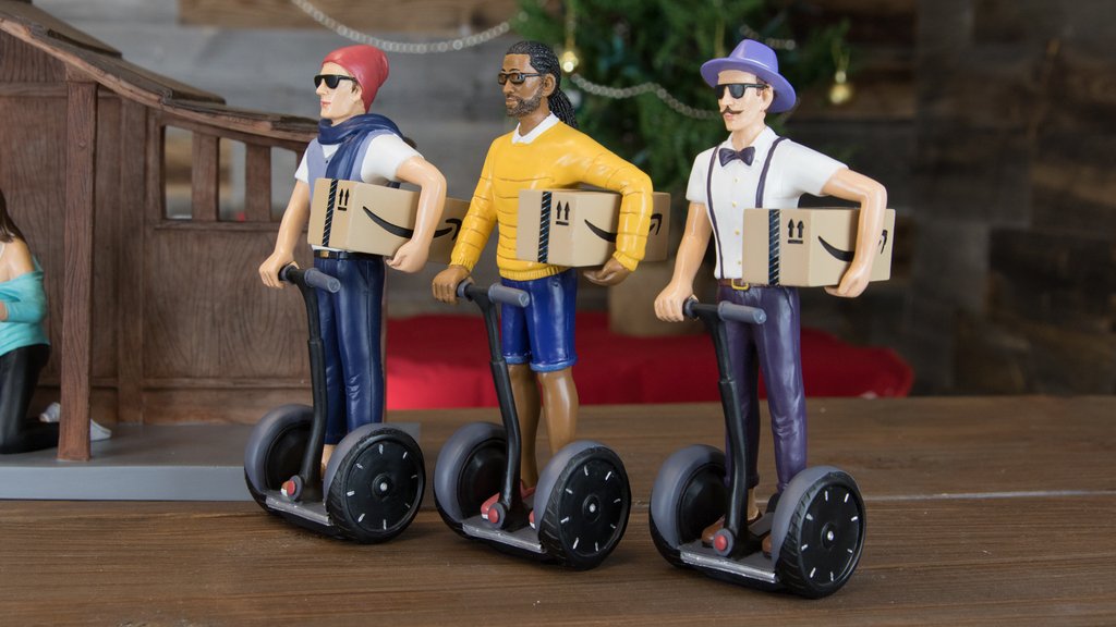 Quale miglior mezzo per recarsi a porgere le strenne  a Gesù se non un segway? Quello strano mezzo è perfettamente in sintonia con gli abiti e le acconciature dei tre hipster.
