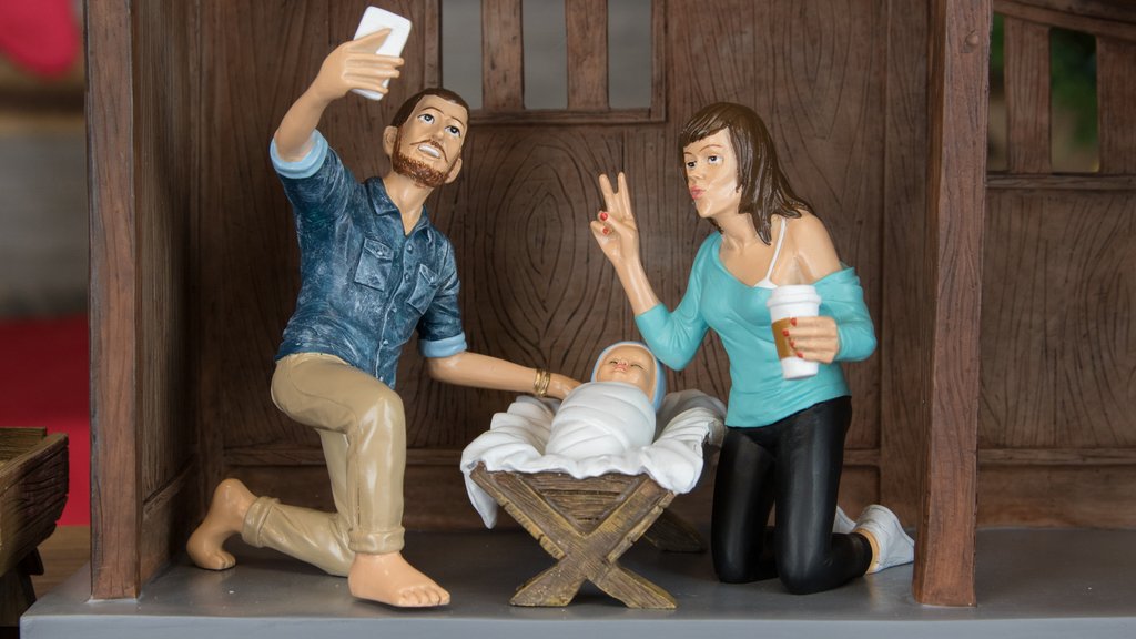 È nato il figlio di Dio! Certo,  se il mistero della Natività fosse avvenuto nel 2016, sarebbe assai meno misterioso, con gli illibati genitori che farebbero a gara a scattare selfie al nascituro per pubblicarli  sui social e prendere un milione di like.