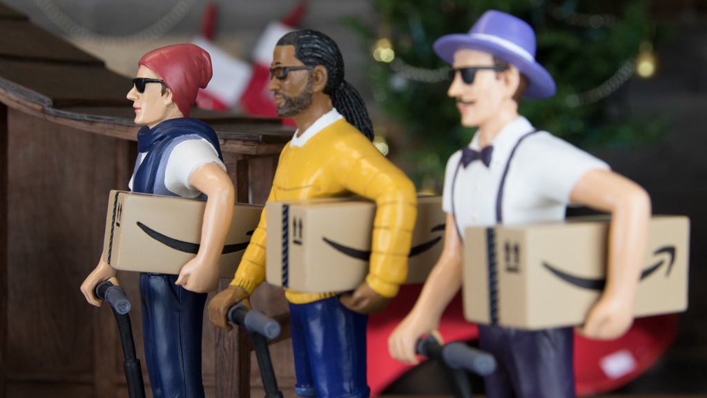 L'update dei Re Magi potrebbe essere quello die fattorini che lavorano per Amazon Prime e portano i regali alla famiglia del nascituro direttamente in un'ora o al massimo il giorno dopo. Altro che oro, incenso e mirra, la famiglia può ordinare di tutto di più.