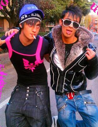 Siamo sicuri che questi ragazzi, guardandosi indietro, si faranno delle gran risate pensando a com'erano conciati. Stare a descrivere una foto del genere sarebbe ridondante, e di nuovo tocca solidarizzare con i poveri genitori che si chiedevano ogni sera dove avessero sbagliato. Dobbiamo imparare dai nostri errori, affinché queste tragedie non si verifichino mai più.