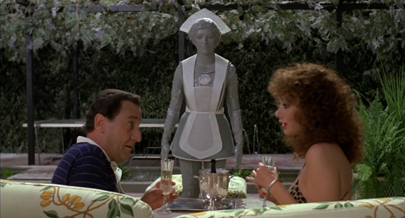 Avreste mai pensato che anche Albertone nazionale voleva il suo robot? La critica italiana ha giudicato questo lavoro troppo prudente nell'indirizzare il racconto sulla satira del femminismo o del maschilismo più esasperati, ma in generale io credo sia una commedia molto ben riuscita. Una confidenza personale: Caterina mi terrorizzava quando ero bambino e nonostante la paura non potevo smettere di guardarla, i suoi occhi rossi erano magnetici e terrificanti allo stesso tempo.