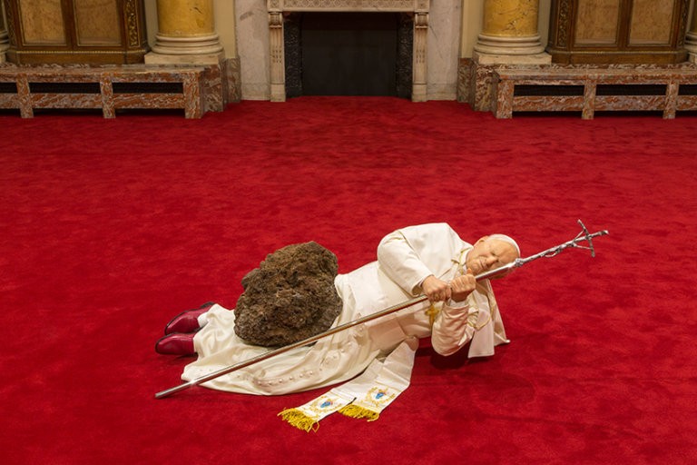 Maurizo Cattelan mostra Parigi