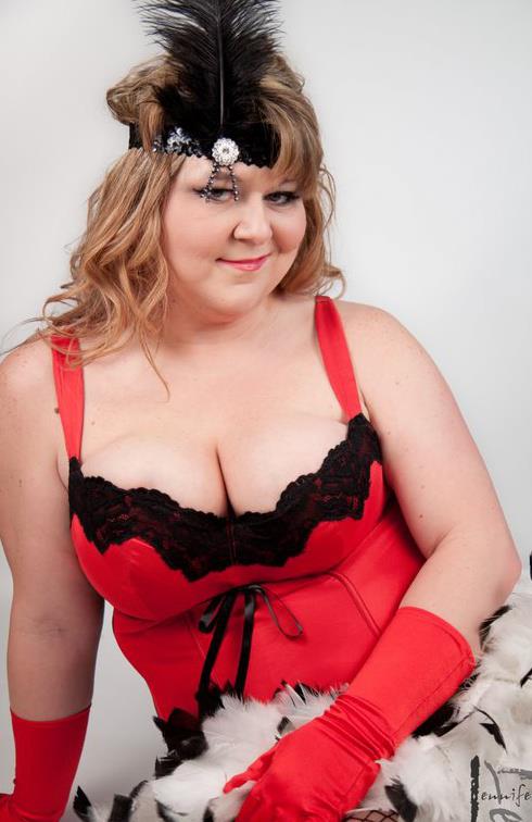 Ahi ahi ahi. Nei 2000s c'era questo falso mito che se una donna si vestiva come una escort di un night degli anni 30,  allora sarebbe stata sexy di default. Un equivoco che ha fatto più vittime della peste a Milano.