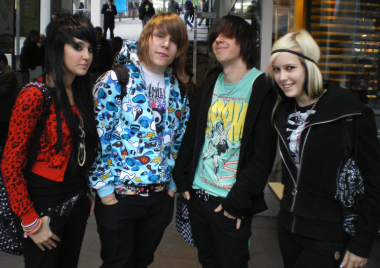 Il ciuffo, i pantaloni emostatici, le felpe nere col cappuccio, le meches ai capelli, il trucco nero, i guanti con le dita di fuori, i tagli sulle braccia, i fermagli per capelli ti Hello Kitty, e poi nessuno li capiva, erano così tristi e così soli. Hmm, magari nella loro cameretta, perché fuori sembravano una mandria di sfiga che a pensarci oggi meno male che c'è Trump (dai che scherziamo)