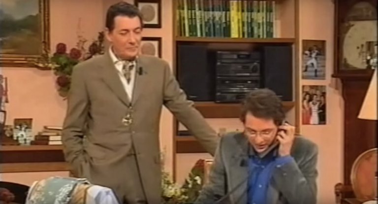 Vent’anni fa andava in onda “Se io fossi… Sherlock Holmes”, il programma più assurdo della tv italiana