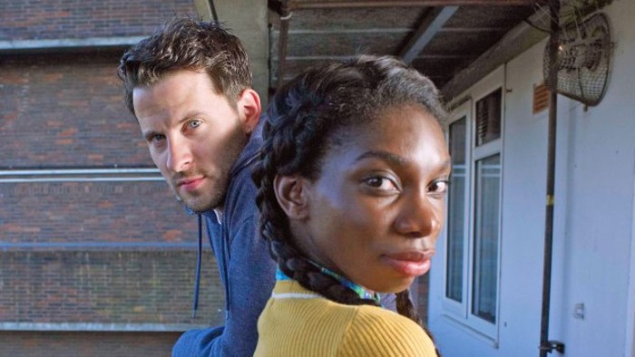 Prima è andata in onda  sull’inglese E4 e poi è stata acquistata da Netflix. È una comedy che vede come protagonista la bellissima Michaela Coel. Racconta di una ragazza di 24 anni che si approccia al sesso per la prima volta, con l’aggravante di vivere in un quartiere dove non ci sono mezze misure: o maniaci sessuali o puristi religiosi. Pur non essendo il classico esempio di serie sexy, Chewing Gum contiene una carica erotica molto particolare. E poi gli occhi della Coel risvegliano pure i morti.