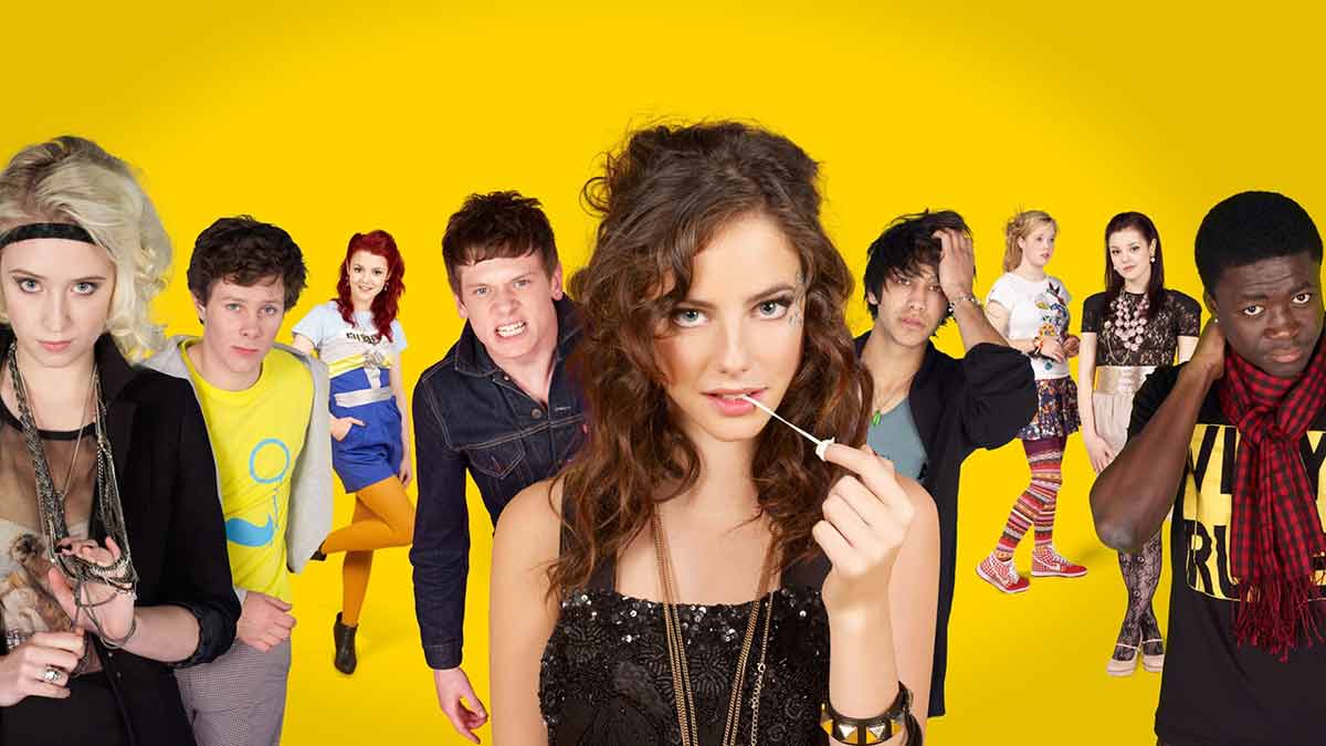 Creata da Bryan Elsley e da suo figlio Jamie Brittain, Skins è una tra le serie inglesi più provocatorie proposte in tv negli ultimi dieci anni. Attraverso le storie di un gruppo di adolescenti di Bristol descrive un immaginario fatto di sesso, droga e musica EDM e affronta i tanti modi con cui un teenager può scoprire la sua sessualità. Non importa quanto siate di mentalità aperta, Skins riuscirà sempre a mettervi in imbarazzo.