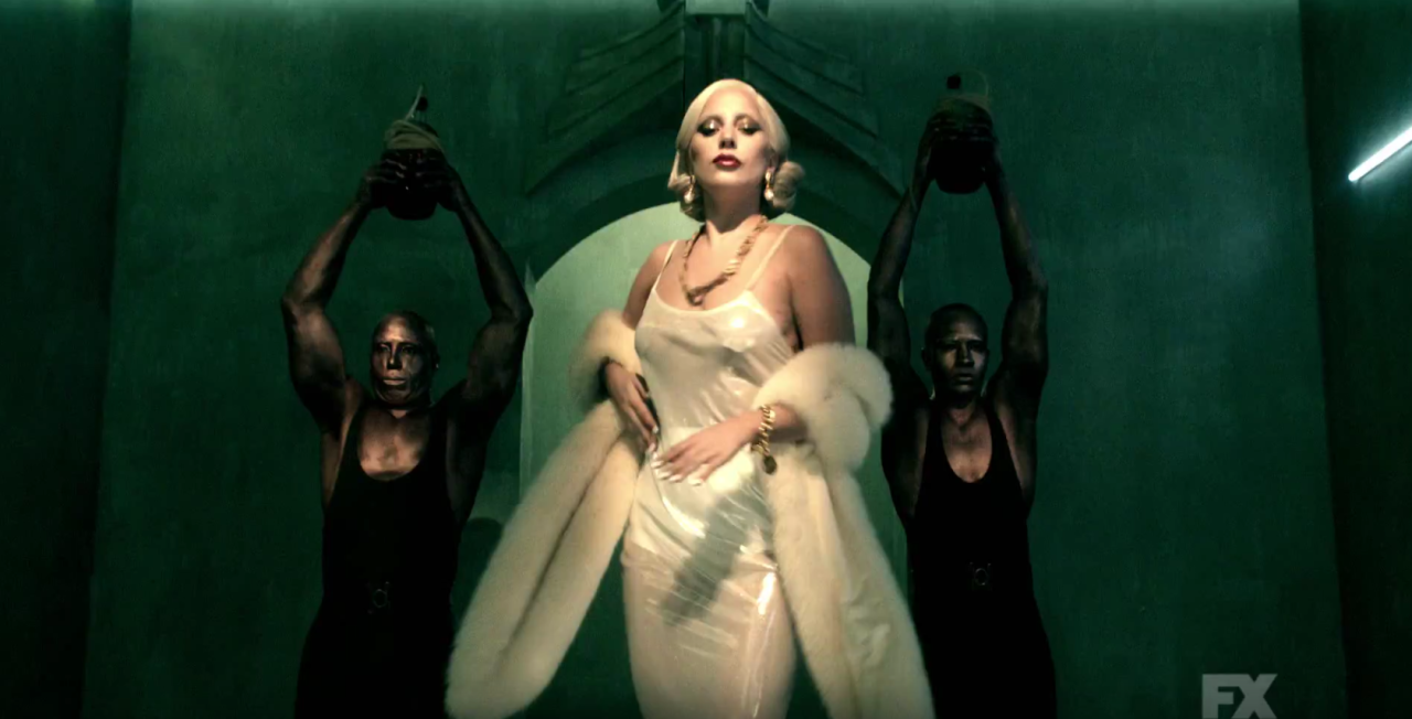 Anche questa creata da Ryan Murphy, American Horror Story è, a tutti gli effetti, una serie horror, ma che non rinuncia a giocare con la libido dello spettatore. Il cortocircuito tra sesso ed elementi terrificanti è da subito una costante della serie: fin dalla prima stagione troviamo adorabili vecchiette che si trasformano in giovani cameriere provocanti, o personaggi rimasti uccisi in strumenti di tortura medievali riconvertiti per giochi sadomaso. Quando, poi, nel cast si aggiunge anche Lady Gaga, la quantità di scene dove ci si accoppia a caso aumenta vertiginosamente.