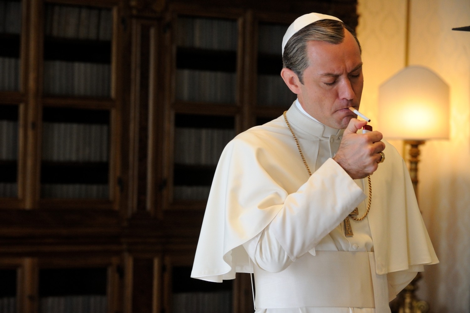È bello come il sole ma ha un ego smisurato. Sa essere anche una bella persona con dei buoni sentimenti, ma li troverete solo scavando sotto i suoi infiniti strati di narcisismo. E non è detto che, anche per quell’attimo in cui riuscirete con fatica ad avere la sua attenzione, lui non si distragga nuovamente perché si è rivisto di sfuggita nello specchietto retrovisore dell’auto.
(Jude Law in "The young Pope")
