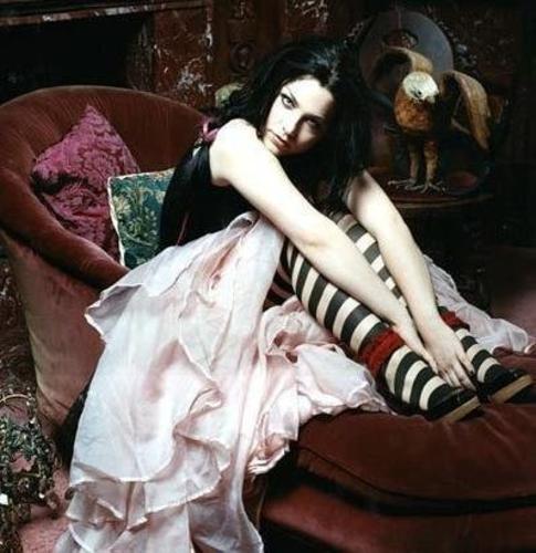 Gli Evanescence in questo senso hanno fatto più danni della grandine, sdoganando il look da bambola di porcellana nel paese di Tim Burton, con calze a righe orizzontali, un tutù da ballerina classica (o un vestito simile) e lo sguardo più depresso dei sostenitori di Hillary Clinton. La coroncina da Cenerentola sui capelli non ce la vuoi mettere?