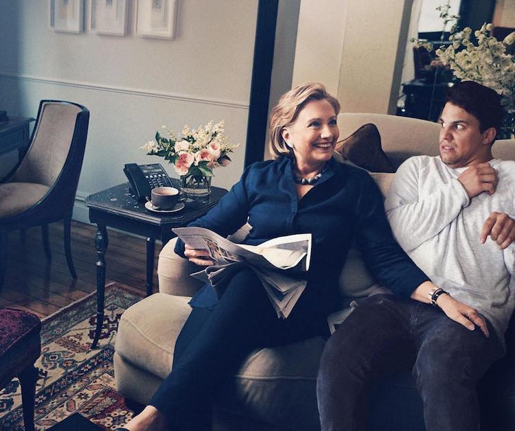 Preso male mentre viene molestato da Hillary Clinton