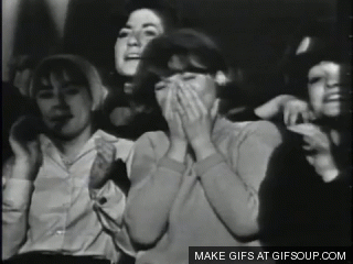 Da quando il fumetto è diventato uno status symbol dell'hipster di casa nostra, i fumettisti sono diventati delle rockstar con ettari di fila davanti per i firmacopie coi disegnetti. Ciò è un bene per l'industria, sia chiaro, meno per te che [e questa è una true story] fai un'ora di coda per fregiarti di una preziosa illustrazione del  tuo idolo e quando sta per toccare a te, l'artista viene colto da ispirazione davanti a una ragazza bellissima e le regala un'opera degna di Caravaggio, per la quale spende due ore del suo tempo. Giunto finalmente il tuo turno, ti fa una stellina e ci scrive "Per Simone".