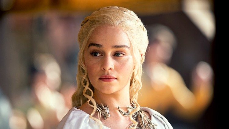 La madre dei draghi subisce ogni genere di molestia e violenza, anche familiare, prima di conquistare un esercito e diventare la donna più forte della serie tratta dai libri di  George R. R. Martin. Il volto è quello di Emilia Clarke, che grazie a questo ruolo è entrata nei cuori degli appassionati di serie tv e fantasy.