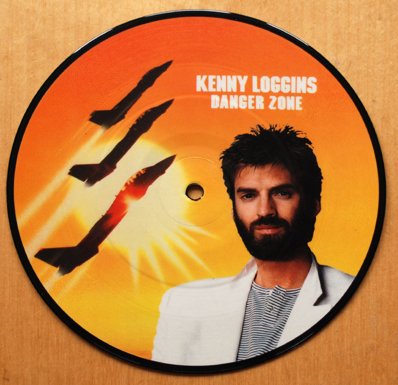 Ancora Kenny Loggins con uno di quei pezzoni che quando senti l'attacco alla radio, ti viene da spingere al massimo sull'acceleratore e sognare di volare su di un caccia bombardiere.