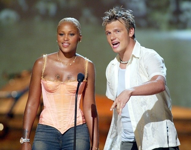 Perché? Che bisogno c'era di portare il corsetto sui jeans, pensando di fare la figura della tipa sexy, che magari poi ti uscivano 2/3 di tette di fuori e risultavi insaccata come un kebab?