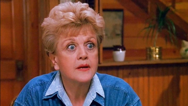 Non solo giovani, belle, disinibite, controcorrente. In questa lista non può mancare anche una nonnina come Jessica Fletcher: perché per spaccare tutto può bastare la determinazione, la consapevolezza di non doversi mettere in un angolo solo perché si agisce in un ambiente fatto di soli uomini. E Jessica Fletcher ce lo insegna ogni giorno all'ora di pranzo, da trent'anni, con il volto famigliare della mitica Angela Lansbury.