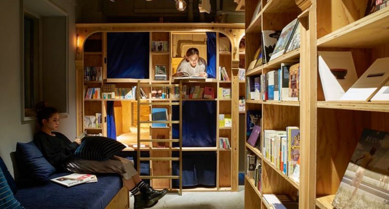 Book and Bed, l’ostello a tema libri che ti fa dormire tra gli scaffali di una biblioteca
