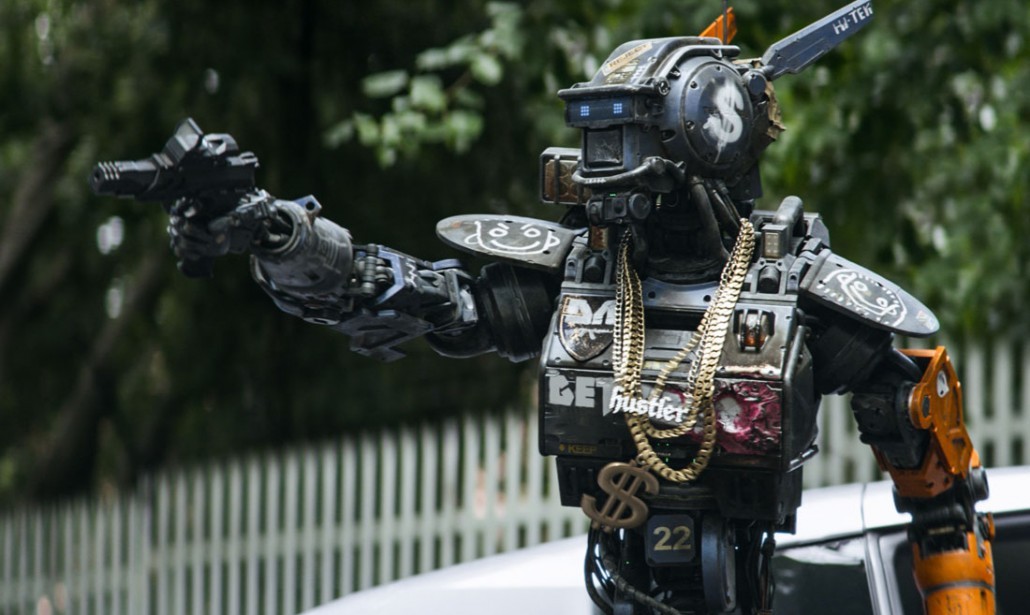 Chappie è il robot protagonista di questa incredibile storia. Chappie è il primo robot capace di pensare e provare emozioni grazie ad un software che viene aggiornato dal suo creatore, Deon Wilson, permettendogli di sviluppare una coscienza. Il film nasce da un promo che Blomkamp aveva realizzato 10 anni prima che uscisse il film. Come "District 9" è girato a Johannesburg che è la città di origine del regista. Dai costumi agli effetti speciali, nulla è lasciato al caso, dico solo che Cheppie ama l’arte e si ritiene vivo per davvero.