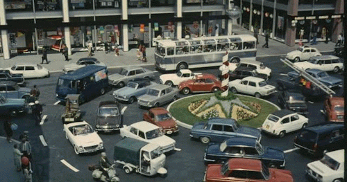 Ce l'hai fatta, come un novello Scott Pilgrim hai superato il parcheggio, la biglietteria, la fame e i bisogni primari, hai ucciso cosplayer, gamers e fan, stai uscendo dalle porte di Lucca per tornare a casa e pensi di aver finalmente finito il gioco. Neanche per sogno, c'è il boss finale: il rientro a casa. Calcola che a quell'ora sei sfinito, disidratato, vestito di pezze lacere come un martire cattolico, sanguinante sotto il peso dello zaino pieno di edizioni variant di fumetti da dieci chili l'uno. Per uno strano quinto senso e mezzo riesci a trovare la tua vettura dopo aver camminato fino ad avere le vesciche ai piedi. Sali sopra, ritrovi un minimo di fiducia nel creato e parti. Durante le prime sei ore riesci a fare solo venti metri a causa del traffico. Nel frattempo scarichi la batteria, finisci la benzina e chiami il tuo psichiatra per prenotare tutto il mese. Anche stavolta non ce l'hai fatta. Insert coin to continue. Fra un anno.