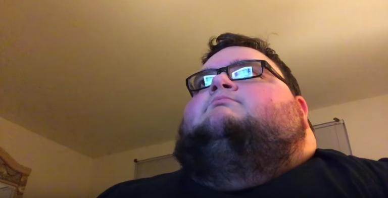 Questo ragazzo dimostra che tutte le canzoni sono uguali cantandoci sopra