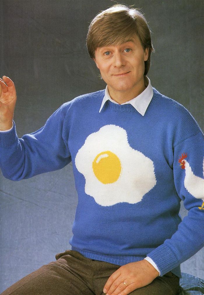 Un uovo sul costato, una gallina sulla manica. Tutto concorre a fare di questo signore un perdente nella vita.