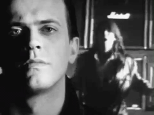 Con un deca - Il momento più Joy Division della carriera degli 883 descrive l'impossibilità di fuggire dalla propria desolante realtà, se in tasca si hanno solo diecimila lire, che al cambio con l'euro diventano 5 e ci fai ancora meno. Certo, magari oggi con dieci euro ti compri un biglietto Ryanair per qualche città dell'est, ma probabilmente anche là finiresti per trovare due discoteche e centosei farmacie.