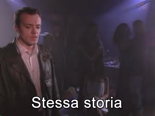 Gli anni - Il motivo per cui Max nel video sia vestito da Indiana Jones, non lo sapremo mai. Questa canzone racchiude tutta la poetica del Pezzali, un eterno teenager intrappolato nel corpo di un adulto, che riflette su come stia buttando via la propria vita e rimpiange gli anni della gioventù, nonostante sia a fatica trentenne. Un magone senza fine inserito in un loop esistenziale, a cui mancano giusto le immagini di merda dei quarantenni su Facebook