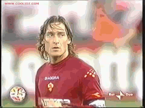 La dura legge del gol - Oltre alla Musa, ogni poeta ha anche un Vate, un mentore dal quale imparare  a vivere. Nel caso del Pezzali, il suo Virgilio è tale Cisco, che grazie ad un'elaborata metafora calcistica della Legge del Menga, suggerisce al cantore che la vita sia una mezza merda. La verità di fondo, però, è un'altra: qualsiasi situazione può essere spiegata con una metafora calcistica