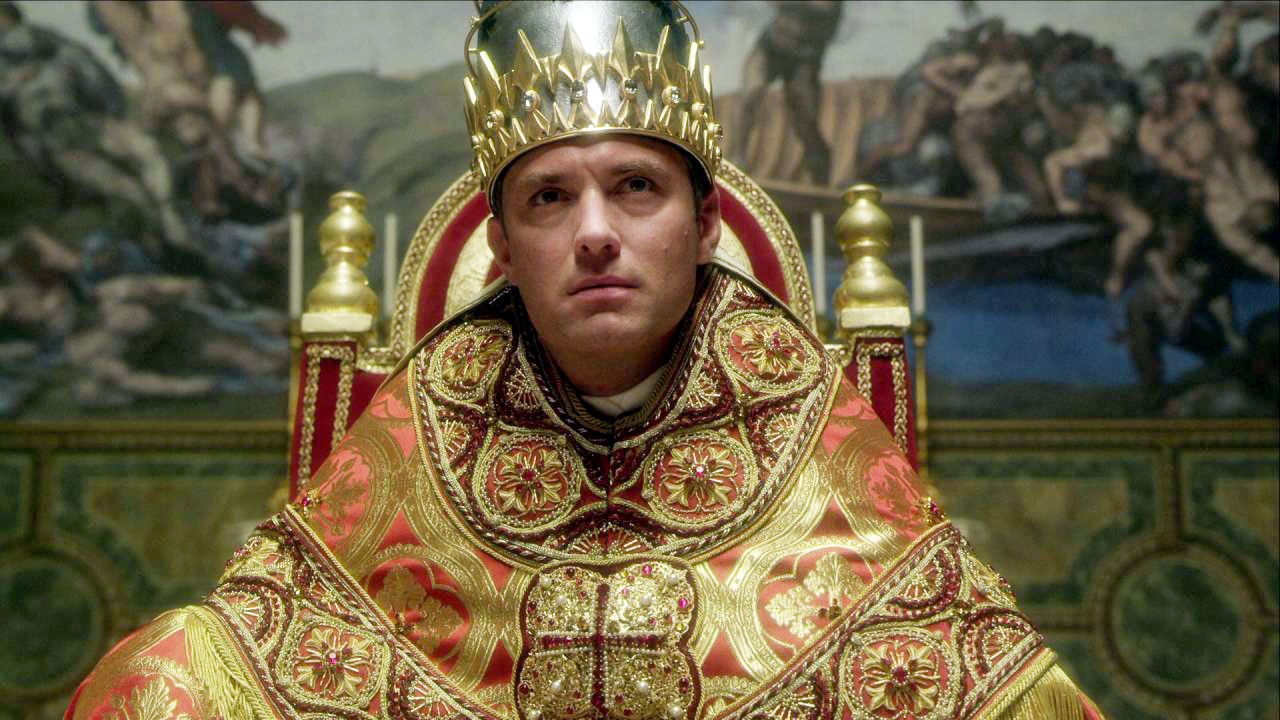 La serie tv del premio Oscar Paolo Sorrentino è tutta incentrata sulla figura di Lenny Belardo, giovane papa americano  interpretato dal bravissimo Jude Law. Un pontefice lontanissimo da ogni tradizione del Vaticano, che si comporta come una rockstar e venera più se stesso del proprio dio. Nel cast anche Silvio Orlando e Diane Keaton. 
Ci è piaciuta per la storia intrigante, la fotografia spettacolare e per la scelta del cast.