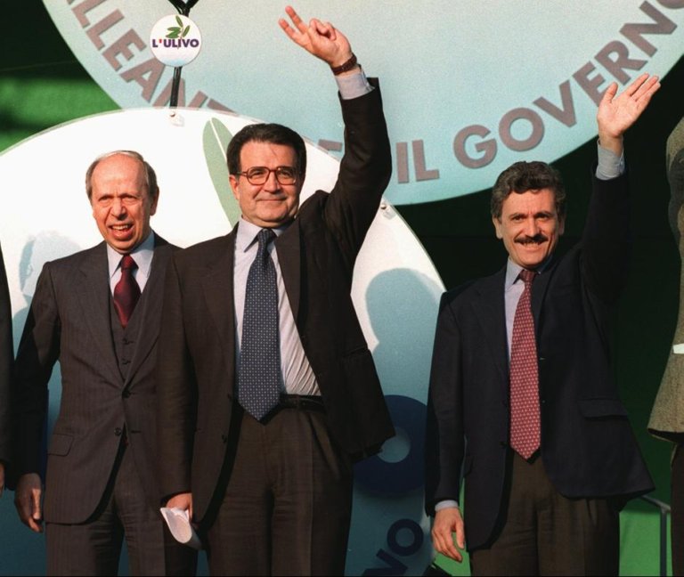 Romano Prodi vince le elezioni con l'Ulivo e forma il suo primo governo