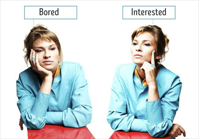 La prima foto è un G.a.C. (acronimo che sta per Grazie al Cavolo, su per giù) di quelli epici: praticamente se una persona si sta addormentando davanti a te, potrebbe essere annoiata mentre se sta attenta, potrebbe essere interessata. Buono a sapersi.