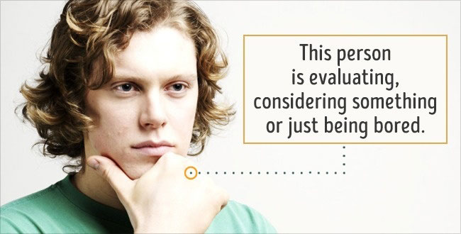 Quando un tipo sembra stia valutando qualcosa, in realtà lo sta davvero facendo, o semplicemente sei noioso e lui vorrebbe morire pur di non starti a sentire.