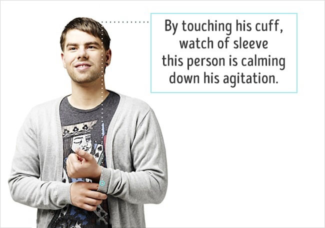 Il ragazzo vergine a 34 anni della foto, è estremamente in paranoia e per questo si tocca compulsivamente le maniche della felpa col cappuccio, un capo d'abbigliamento che alla sua età porta solo Michael Cera.