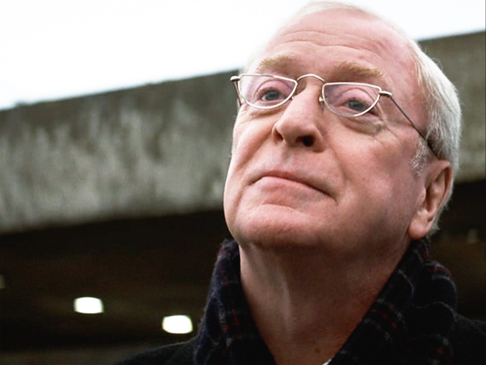 Da decenni al servizio degli Wayne, Alfred Pennyworth è molto di più di un maggiordomo. Con la sua saggezza e con il suo savoir faire ha dimostrato di aver capito meglio di tutti, più dello stesso Bruce, quanto Batman fosse importante per Gotham City. Senza Alfred, Bruce sarebbe rimasto un adolescente viziato che faceva a scazzottate con i ladri solo per canalizzare la rabbia della morte dei genitori. È stato più di un padre per lui, ha deciso di essere una figura sullo sfondo, apparente anonima e tontolona, ma gli ha fatto capire come ogni uomo avesse un compito preciso nella vita. In più stira da Dio.