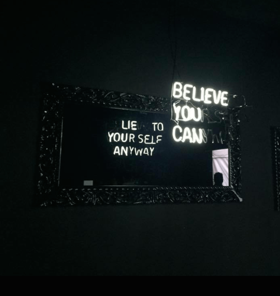 L’artista colombiano ci provoca giocando con le sue doppie interpretazioni della realtà