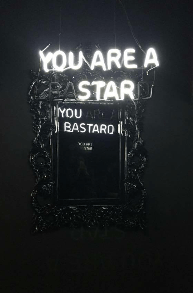 L’artista colombiano ci provoca giocando con le sue doppie interpretazioni della realtà