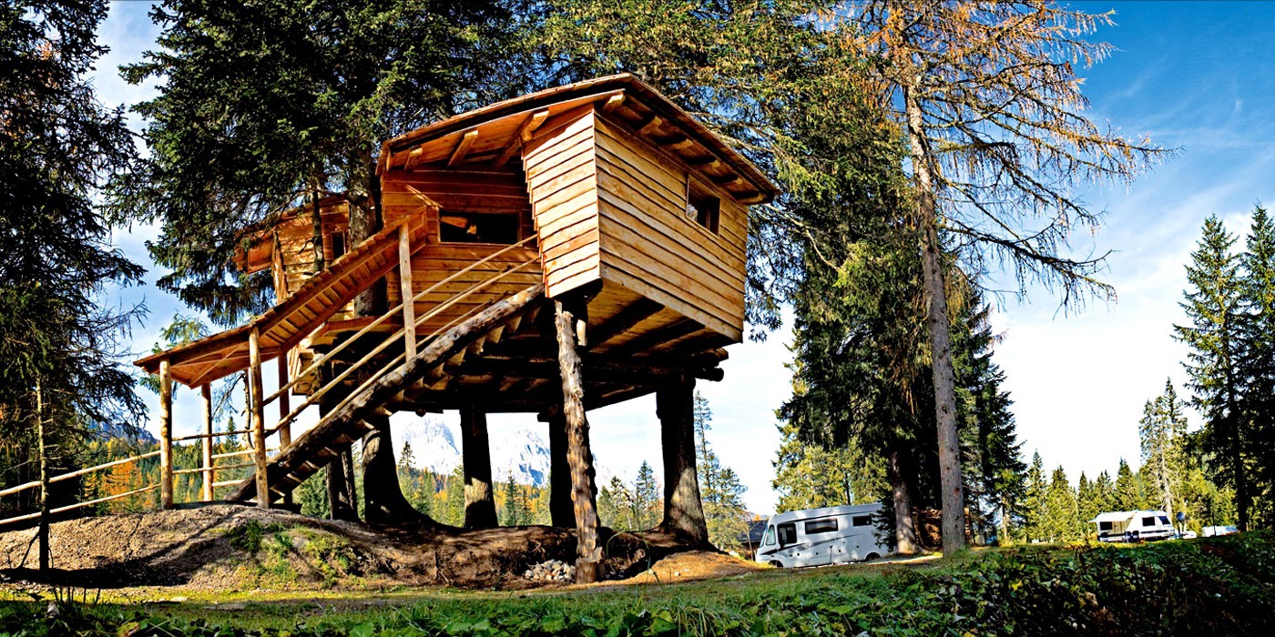 Per una vacanza come si deve in Alto Adige, un rifugio sull'albero a 3,5 metri di altezza, per una grandezza di 35 mq, che offre una splendida vista sulla Meridiana di Sesto. Un pacchetto relax che oltre al pernottamento sulla casa sull'albero offre anche la prima colazione, piscina coperta, sauna e bottiglia di Champagne costa 299 €.
Visita il sito