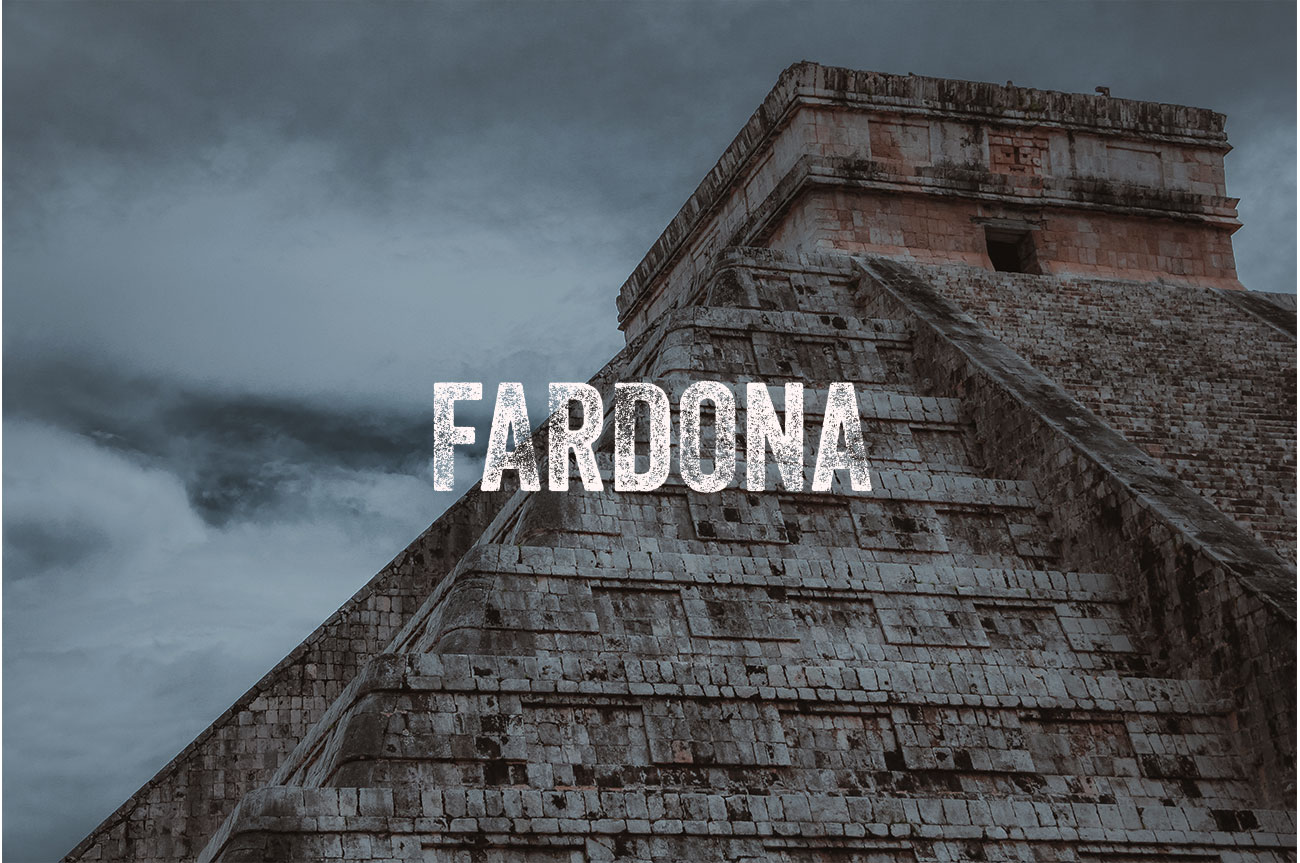 Una donna esageratamente truccata