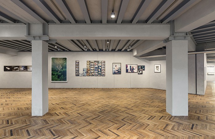 Da sinistra a destra:
Maurice van Es Ryan McGinley Wen Ling Leigh Ledare
Immagine della mostra “Give Me Yesterday” Fondazione Prada Osservatorio
Galleria Vittorio Emanuele II, Milano
21 dicembre 2016 – 12 marzo 2017
Foto Delfino Sisto Legnani e Marco Cappelletti Courtesy Fondazione Prada