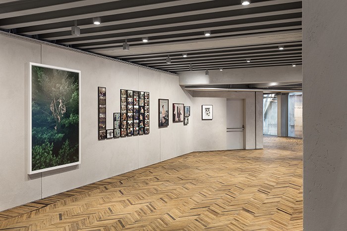 Da sinistra a destra:
Ryan McGinley Wen Ling Leigh Ledare

Immagine della mostra “Give Me Yesterday” Fondazione Prada Osservatorio
Galleria Vittorio Emanuele II, Milano
21 dicembre 2016 – 12 marzo 2017
Foto Delfino Sisto Legnani e Marco Cappelletti Courtesy Fondazione Prada