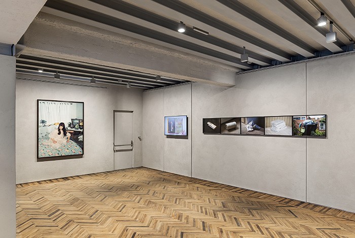 Da sinistra a destra:
Leigh Ledare

Mom As Baby Jane, 2004
Vendula Knopová Tutorial, 2015

Maurice van Es
To Me You Are a Work of Art, 2011

Immagine della mostra “Give Me Yesterday” Fondazione Prada Osservatorio
Galleria Vittorio Emanuele II, Milano
21 dicembre 2016 – 12 marzo 2017
Foto Delfino Sisto Legnani e Marco Cappelletti Courtesy Fondazione Prada