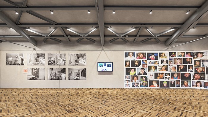 Da sinistra a destra:
Tomé Duarte
Camera Woman 2015
Izumi Miyazaki Izumimiyazaki.tumblr.com, 2016
Melanie Bonajo
Thank You for Hurting Me I Really Needed It, 2008-2016

Immagine della mostra “Give Me Yesterday” Fondazione Prada Osservatorio
Galleria Vittorio Emanuele II, Milano
21 dicembre 2016 – 12 marzo 2017
Foto Delfino Sisto Legnani e Marco Cappelletti Courtesy Fondazione Prada