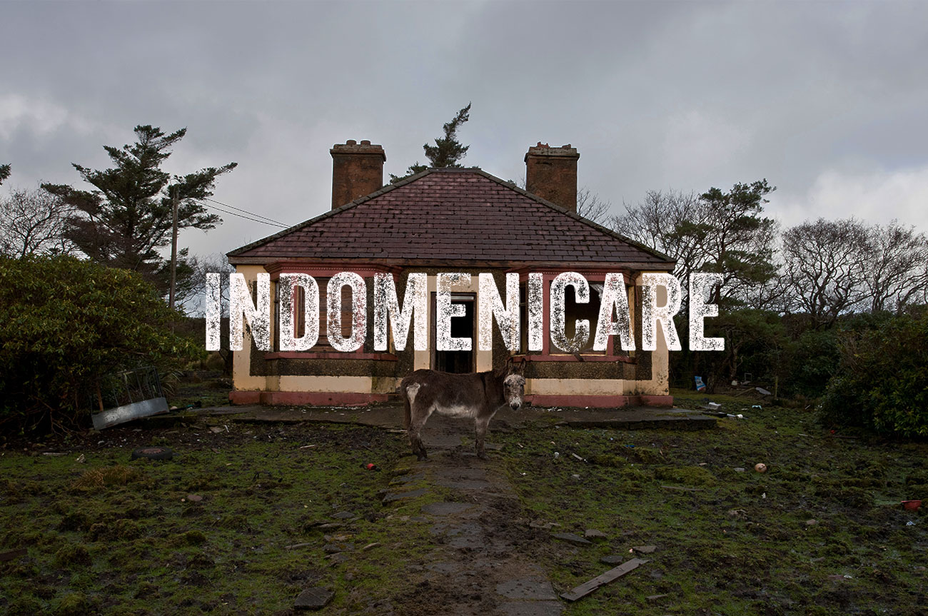 Rendere allegra una situazione, allietare. Al riflessivo Indomenicarsi: vestirsi a festa, con l’abito della domenica e (in senso figurato) assumere un aspetto festoso