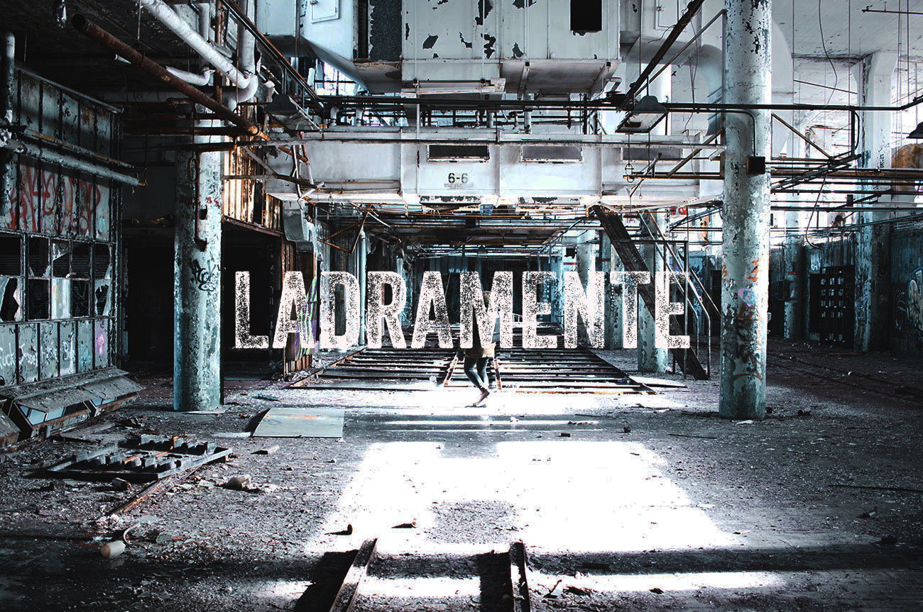 Doppio significato: comportarsi in modo disonesto, furtivo, come farebbe un ladro; ma anche: in modo trasandato