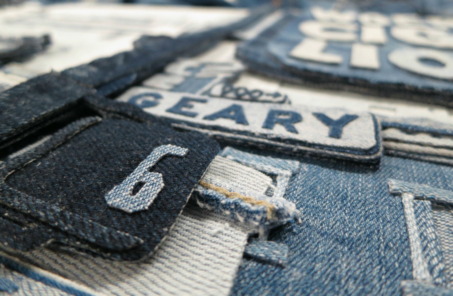 Vi sembra un dipinto? In realtà si tratta di un collage fatto con tanti jeans diversi