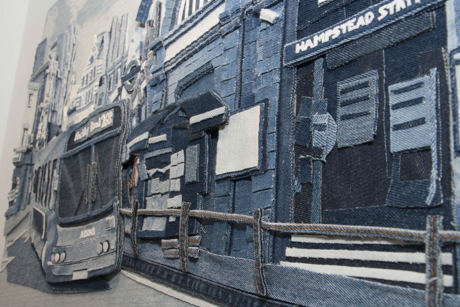 Vi sembra un dipinto? In realtà si tratta di un collage fatto con tanti jeans diversi