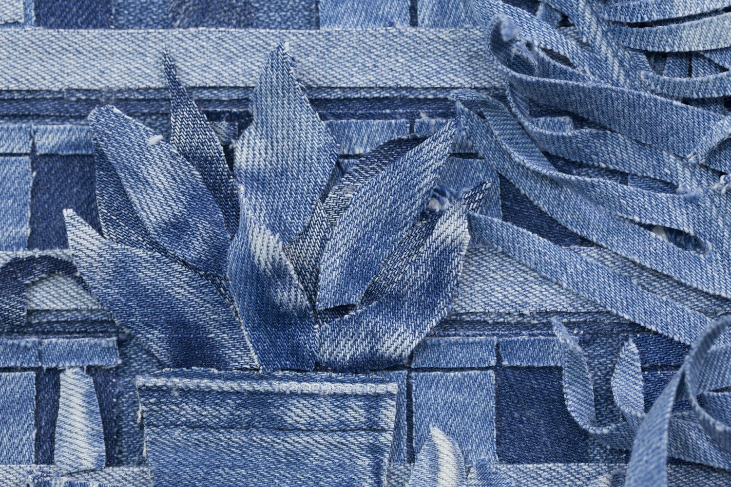 Vi sembra un dipinto? In realtà si tratta di un collage fatto con tanti jeans diversi